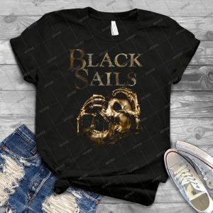 Black Sails Golden Skull Logo - Gift Idea Shirt For Men Tee For Women Classic Retro Vintage Graphic T-Shirt