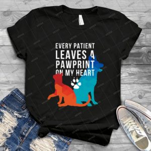 Every Patient Leaves A Pawprint On My Heart Vet Tech T-Shirt - Gift Idea Shirt For Men Tee For Women Classic Retro Vintage Graphic T-Shirt