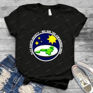 Flache Erdgesellschaft- Wir Sind Die Erwachten - Vintage Men's Shirt Tshirt For Women Classic Handmade Shirt Retro Graphic Tee