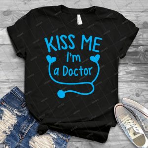Kiss Me  I M A Doctor With Love Heart Stethoscope - Gift Idea Shirt For Men Tee For Women Classic Retro Vintage Graphic T-Shirt