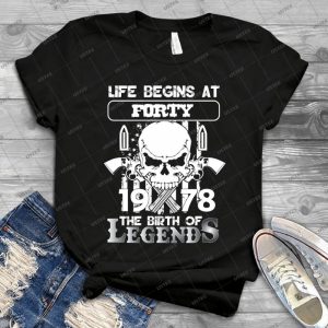 Life Begins At Forty 1978 The Birth Of Legends - Gift Idea Shirt For Men Tee For Women Classic Retro Vintage Graphic T-Shirt