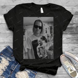 Macaulay Culkin Wearing Ryan Gosling Wearing Macaulay Culkin Shirt - Best Unisex Trending Handmade T-shirt Gift Idea For Men T-shirt For Woman