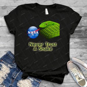 Never Trust A Snake - Best Unisex Trending Handmade T-shirt Gift Idea For Men T-shirt For Woman