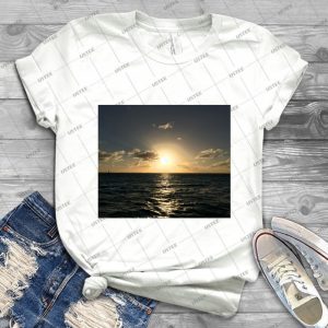 Ocean Sunset - Gift Idea Shirt For Men Tee For Women Classic Retro Vintage Graphic T-Shirt