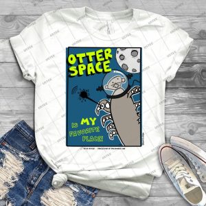Octo Otter Space Comic Robot Super Hero Design - Gift Idea Shirt For Men Tee For Women Classic Retro Vintage Graphic T-Shirt