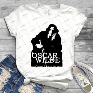 Simply Oscar Wilde - Gift Idea Shirt For Men Tee For Women Classic Retro Vintage Graphic T-Shirt