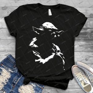 Star Wars Yoda Minimal - Gift Idea Shirt For Men Tee For Women Classic Retro Vintage Graphic T-Shirt